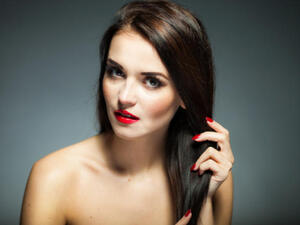 يعتبر خل التفاح من اهم المواد الفعالة لعلاج الشعر الدهني