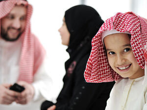 فحص جسد الطفل وأظفاره ولسانه دائماً
