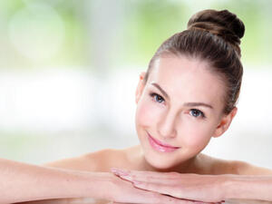 قومي بعمل خليط من عصير الليمون والملح وزيت الزيتون ودلكي به جسمك
