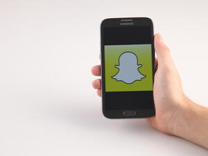 توجهي إلى صفحة إضافة الفلاتر في "السناب شات" 
