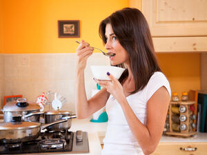 عند الإنتهاء من عمل المرق يمكنك تصفيته بمصفاة ضيقة

