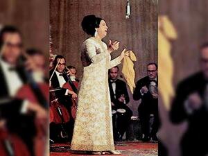 هذا المنديل رفيق حفلاتها وبمثابة معاون لها يخفف من قلقها وتوترها