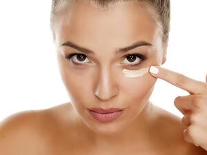 تعتبر منطقة حول العينين من أكثر المناطق حساسية في الجسم