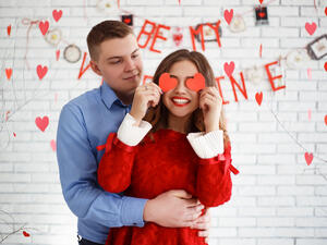 قدمي له الورود وعلى كل وردة اكتبي تاريخا يعني لكليكما 