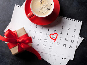 في عيد الحب يبحث الجميع عن الهدية المناسبة لتقديمها للشريك

