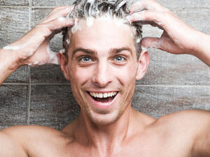 غسل الشعر كل يوم قد يسبب له الكثير من التلف

