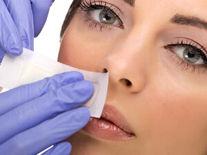  انثري بودرة الأطفال على أماكن نمو الشعر الأمر الذي يخفف من الألم