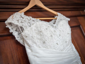 يجب أن يبرز الفستان أنحف موضع بالجسم
