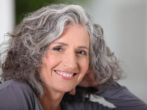 اختاري اللون الرمادي الفضي إذا كانت بشرتك داكنة 