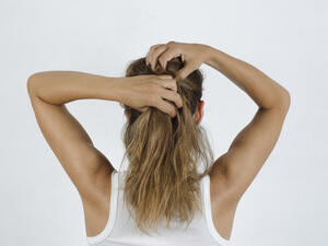 تتسبب الصبغات بظهور الشعر الأبيض ومحاربة الشعر عموماً