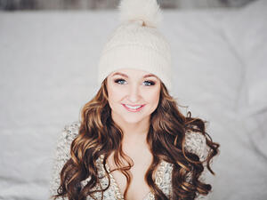 ارتداء قبعة عند الخروج، تحافظ على تغطية شعرك من الرياح والأمطار