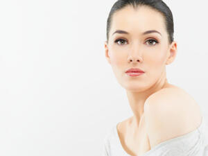 تصاب البشرة ببعض البقع الداكنة التي تؤثر سلبا على مظهر الفتاة الخارجي