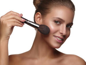 استخدمي بودرة الاضاءة بحذر