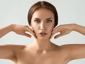 احرصي على وضع كريم العين يوميًّا قبل النوم لتحافظي على عينك