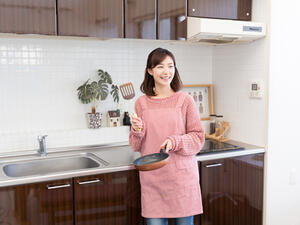 للتأكد من أن البيض طازج، ضعيه في وعاءٍ من الماء