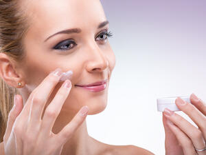  ضعي نقاطاً من الكريم المرطّب على ذقنكِ في البداية
