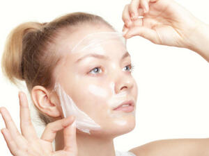 الإفراط في تقشير بشرتك يعمل على تجريدها من الزيوت اللازمة لها
