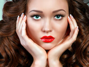 تعاني السيدات من احمرار البشرة وبالأخص ذوات البشرة الحساسة
