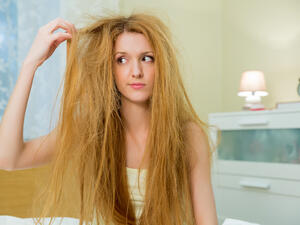 الشعر المبعثر يمنحك دائماً مظهراً متعباً