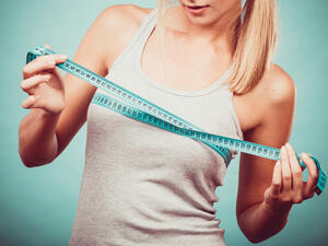 ضعي زيت الزيتون في راحتي يديك وافركيهما معا
