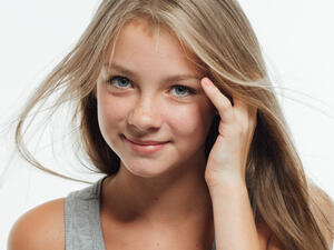 يمكن استخدام كمادات من الشاي الدافيء حول العين لمدة 15 دقيقة