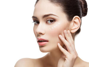 البشرة النظيفةَ هي ضرورة لكل امرأة ترغب في أن تكون جميلة.