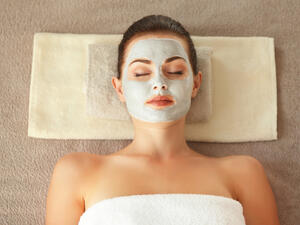 اهرسي ثلاث شرائح من الأفوكادو وامزجيها مع سبع قطرات من زيت اللوز