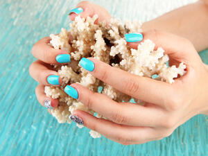 العديد من حالات تكسر الظفر وتشققه تشير إلى نقص حاد في الفيتامينات
