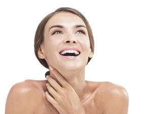 يجب تدليك البشرة بزيت اللوز

