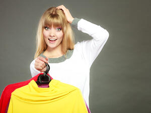 كلما ازدادت بشرتك سمرة تجنبي الألوان الفاقعة مثل الأحمر  والبرتقالي
