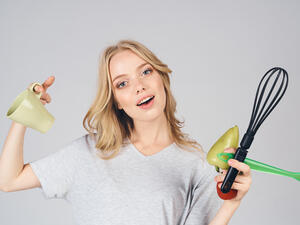 تعشق المرأة السرطان الطبخ والمطبخ وتميل دائماً إلى عمل وصفات جديدة

