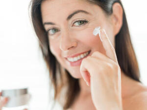 قبل النوم عليك سيدتي غسل وجهك جيداً بالمنتجات الصحية
