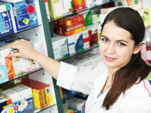 تخلصك أقراص الأسبرين من الصبغات التي تلون يديك بسبب حنة الشعر
