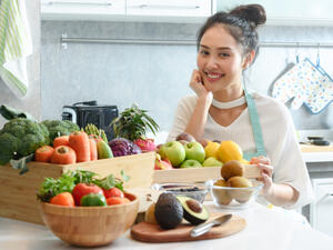 على المرأة تناول الخضراوات والفواكه بكثرة