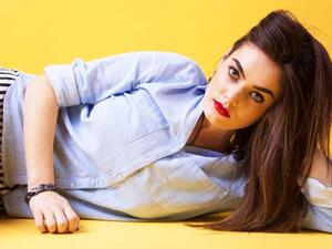 أيتها العزباء أنت لست مضطرة لاستخدام الماكياج بكثرة