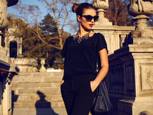 حافظي على بساطة الملابس وتخلصي من بعض الزينة مثل البرق
