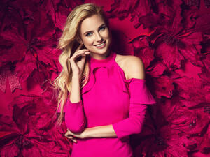 ضعي القليل من الظلال اللامعة على جفنيك شرط اختيار لون واحد