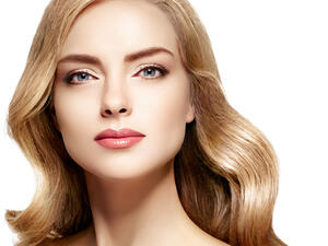 لشد الجبين ارفعي حاجبيكِ إلى الأعلى بقدر المستطاع لمدّة 5 ثوانٍ

