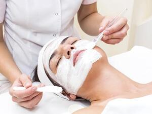 يحتوي اللبن على خواص مضادة للفطريات والجراثيم المفيدة لتطهير الجلد 