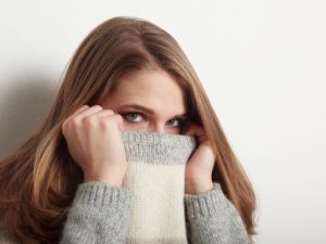 تخشى بعض الفتيات من نظرة الناس لها، وتعاني من الخوف ألا يعجب مظهرها 