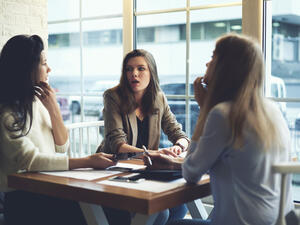 المرأة الجوزاء الصديقة ذات المزاج المتغير المتقلب

