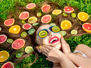 عدم تناول الطعام الصحي واستبداله بالوجبات السريعة يؤثر على الشعر والأظافر