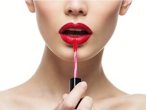 إذا كنت من برج السرطان استخدمي اللون الأحمر الداكن
