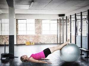 اشربي المزيد من الماء؛ ذلك أنه يساهم في منحكِ الشعور بالامتلاء
