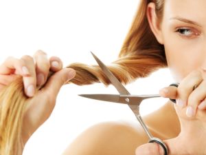 عند تعرض الشعر للتقصف فأفضل وسيلة لعلاجه هي القص
