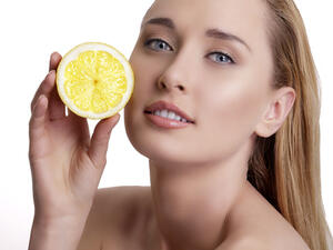 اخلطي لبشرتك بضع قطرات من ماء جوز الهند مع بضع قطرات من عصير الليمون