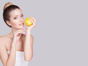 يساعد قناع اللبن والليمون على تنظيف البشرة المعرضة لحب الشباب
