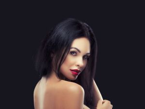 أحمر الشفاه الأحمر هو اللون العالمي الكلاسيكي الذي يواكب الموضة دائماً


