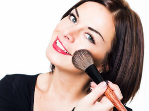 ضعي أحمر خدود لامع وزاهي اللون
