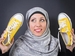 ابتعدي عن ارتداء الأحذية الرياضية خاصة وأنها رائجةٌ هذا الموسم

